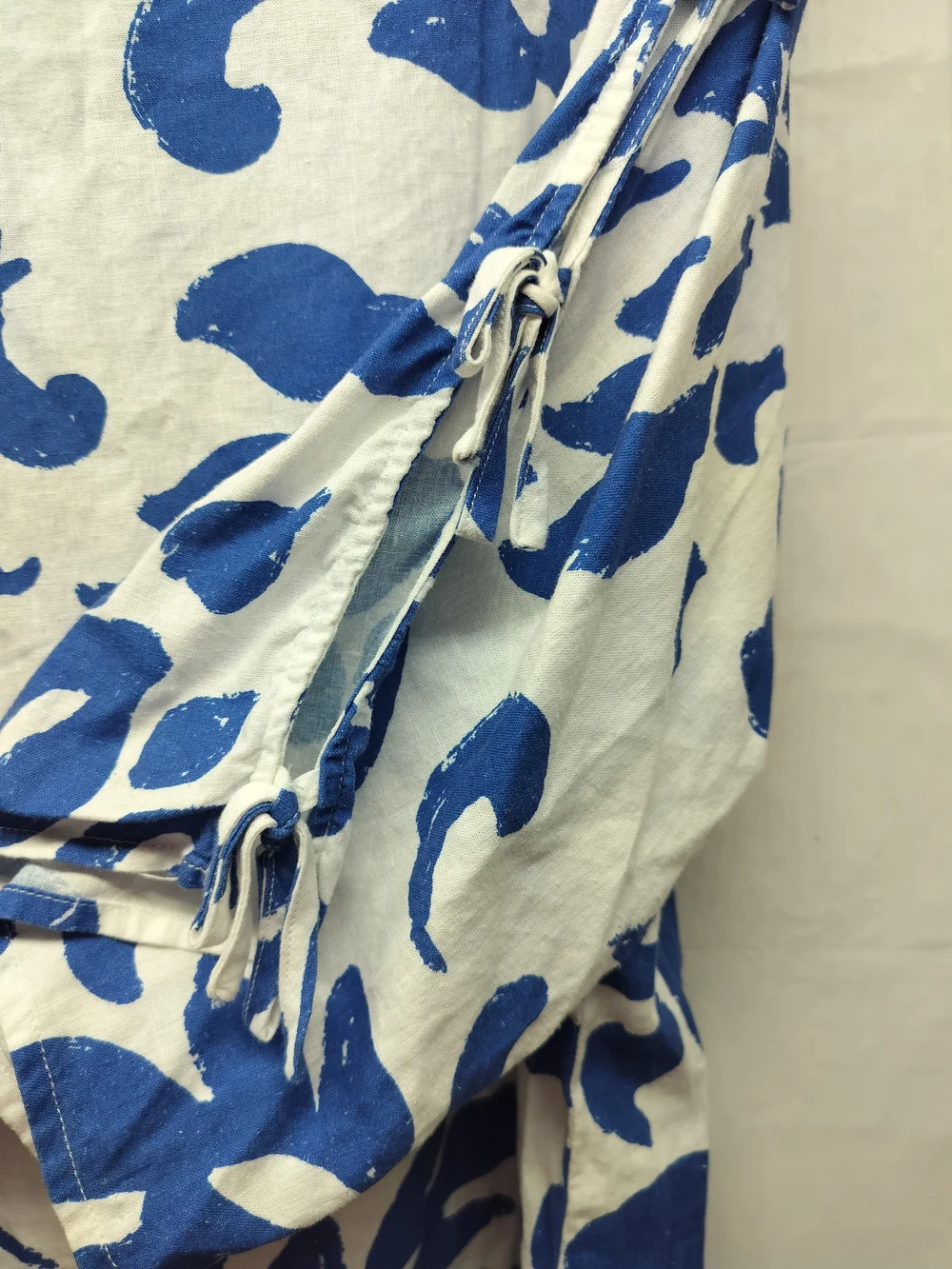 Tru Luxe Blue Floral Linen Blend Tie Sleeve Coastal Blouse - Picture 5 of 8
